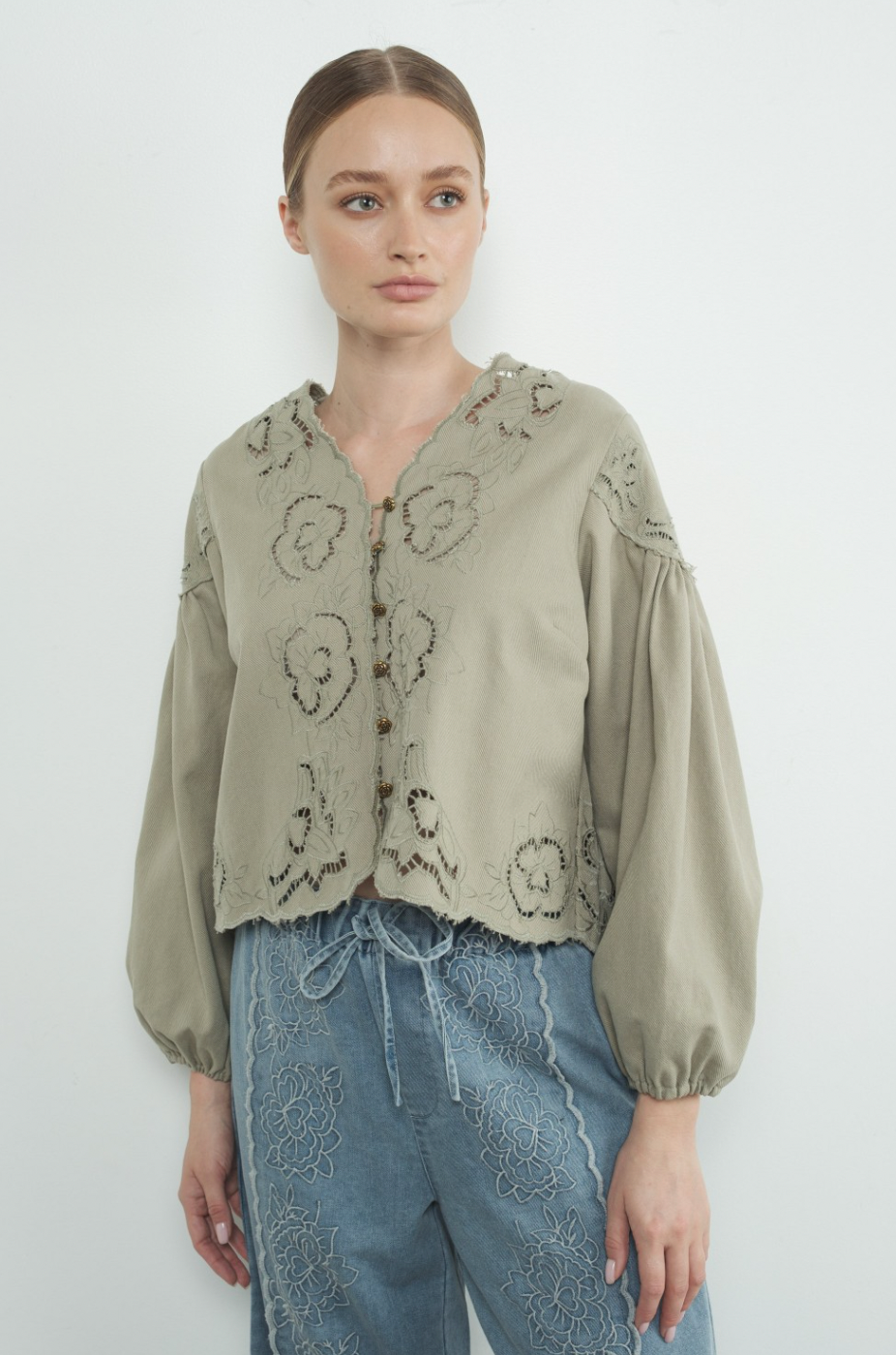 DENIM EMBROIDERY VOLUME SLEEVE TOP