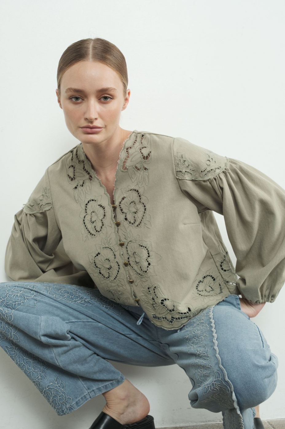 DENIM EMBROIDERY VOLUME SLEEVE TOP