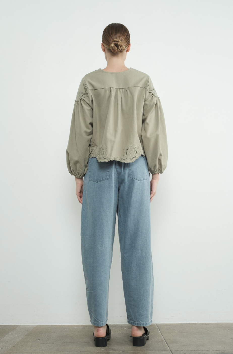 DENIM EMBROIDERY VOLUME SLEEVE TOP